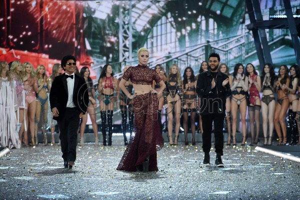 thong-tin-ve-victoria-s-secret-fashion-show-2017